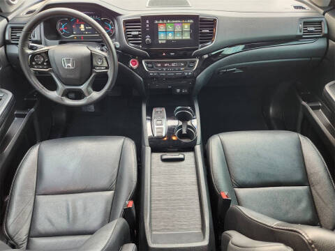 2021 Honda Pilot Touring w/Rear Captain's Chairs