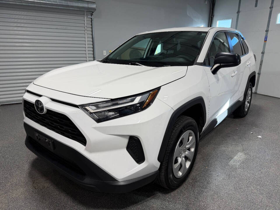 2023 Toyota RAV4 LE's photo