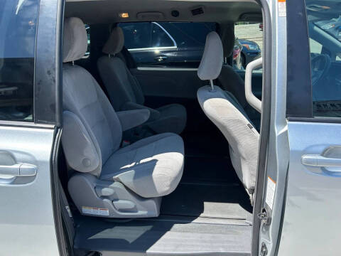 2019 Toyota Sienna LE 7-Passenger