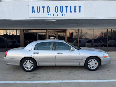 2005 Lincoln Town Car for sale at Auto Outlet in Des Moines IA