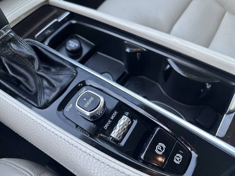 2017 Volvo XC90 T6 Momentum