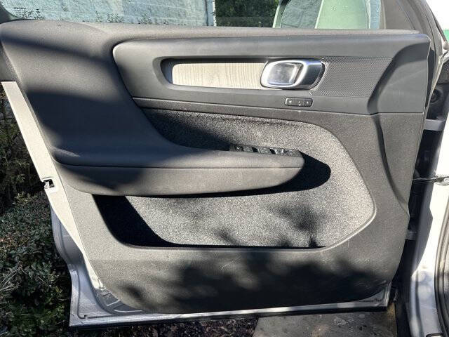 2025 Volvo XC40 B5 Core Bright Theme