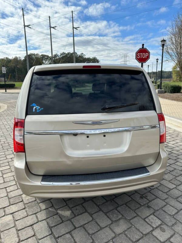 2013 Chrysler Town & Country Touring photo 22