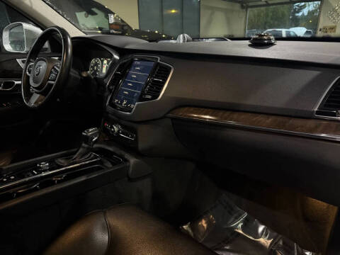 2018 Volvo XC90 T6 Momentum