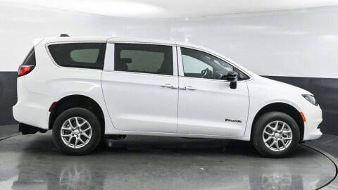 2025 Chrysler Voyager LX