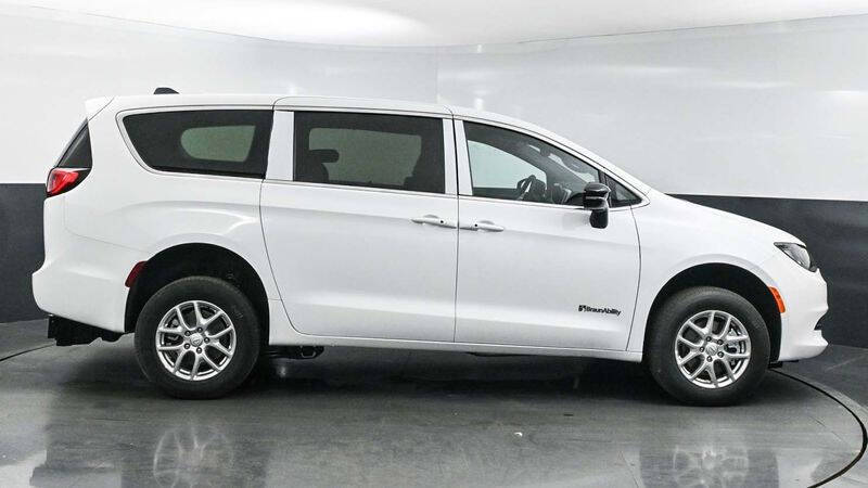 2025 Chrysler Voyager LX