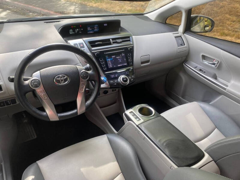 2015 Toyota Prius v Five