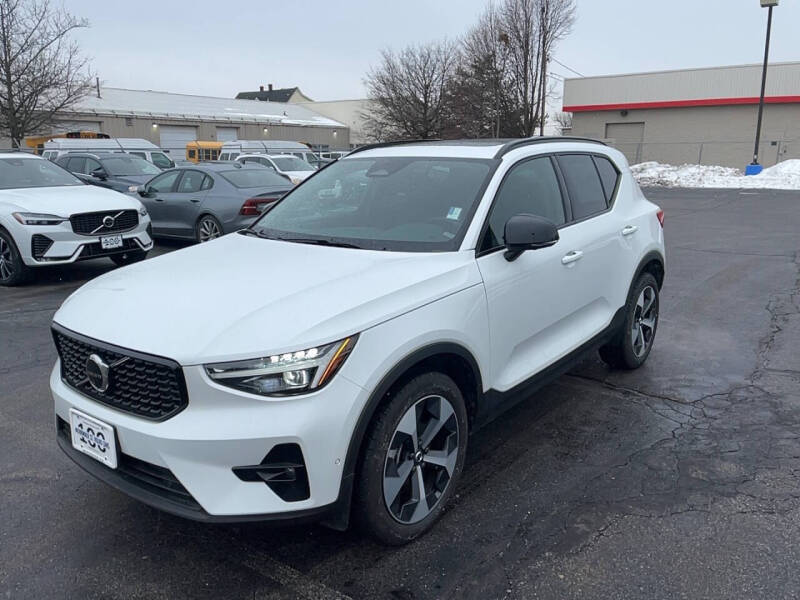 2025 Volvo XC40 B5 Plus Dark Theme