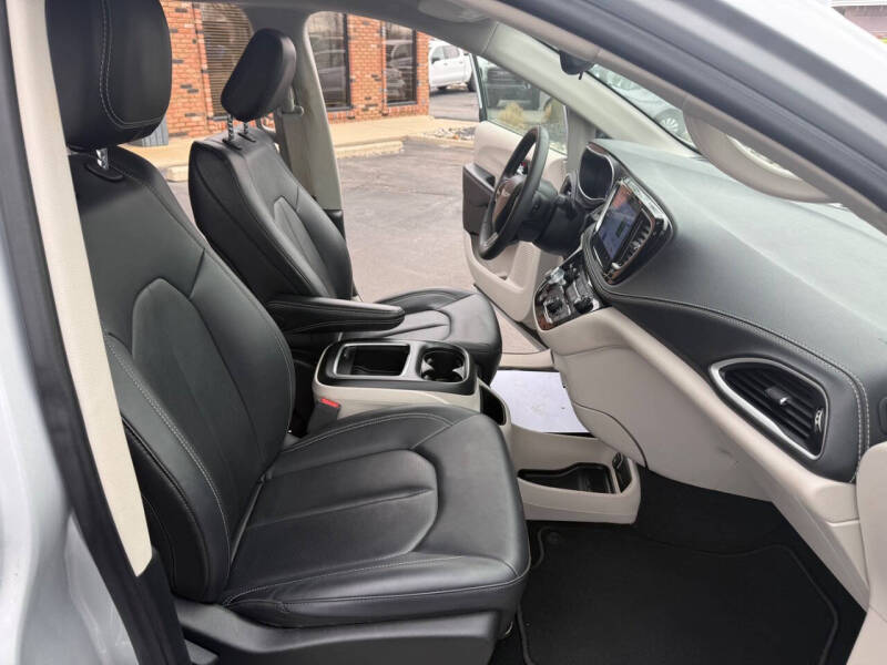 2024 Chrysler Pacifica Plug-In Hybrid Select