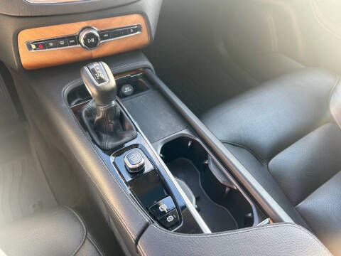 2022 Volvo XC90 T6 Momentum 7-Passenger