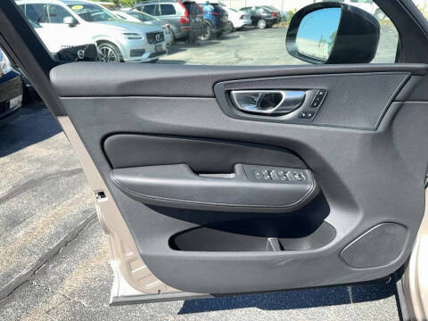 2024 Volvo XC60 B5 Core Dark Theme