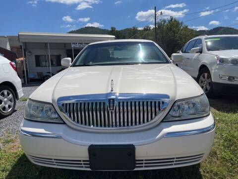 2007 Lincoln Town Car for sale at BSA Pre-Owned Autos LLC in Hinton WV