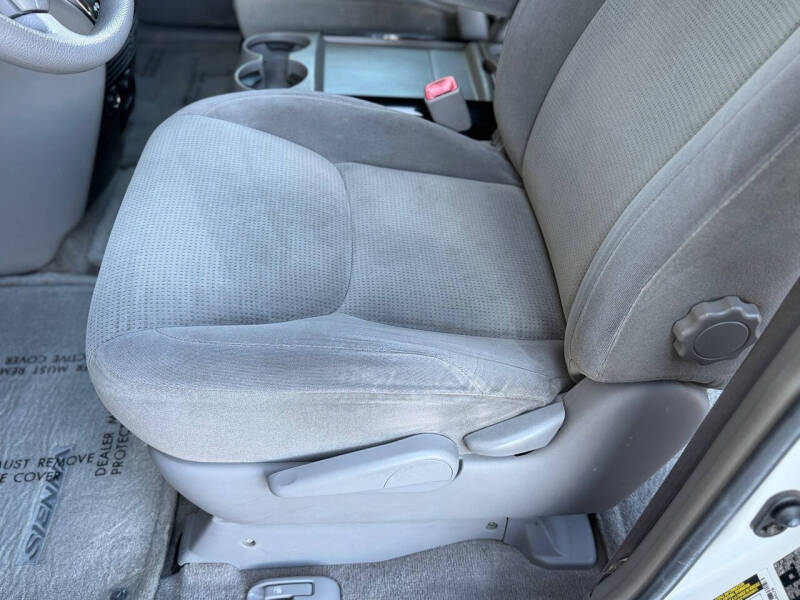 2005 Toyota Sienna LE 7 Passenger