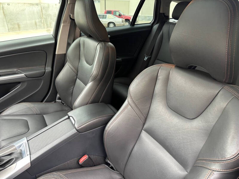 2016 Volvo V60 Cross Country T5 Platinum