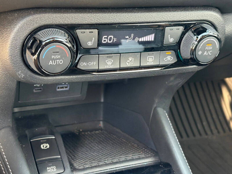 2023 Nissan Kicks SR