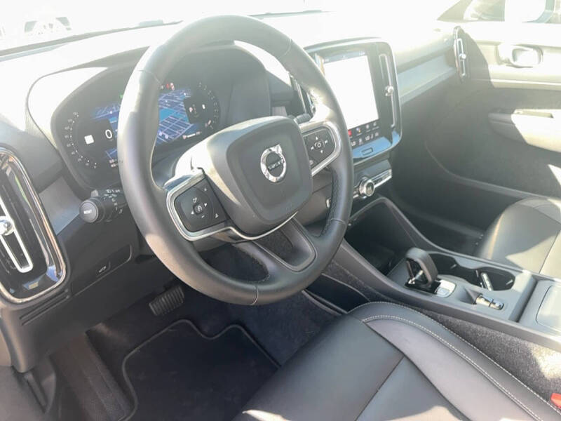 2025 Volvo XC40 B5 Core Bright Theme