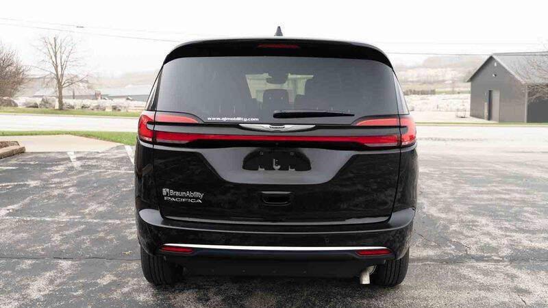2025 Chrysler Pacifica Select
