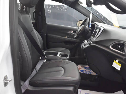 2025 Chrysler Voyager LX