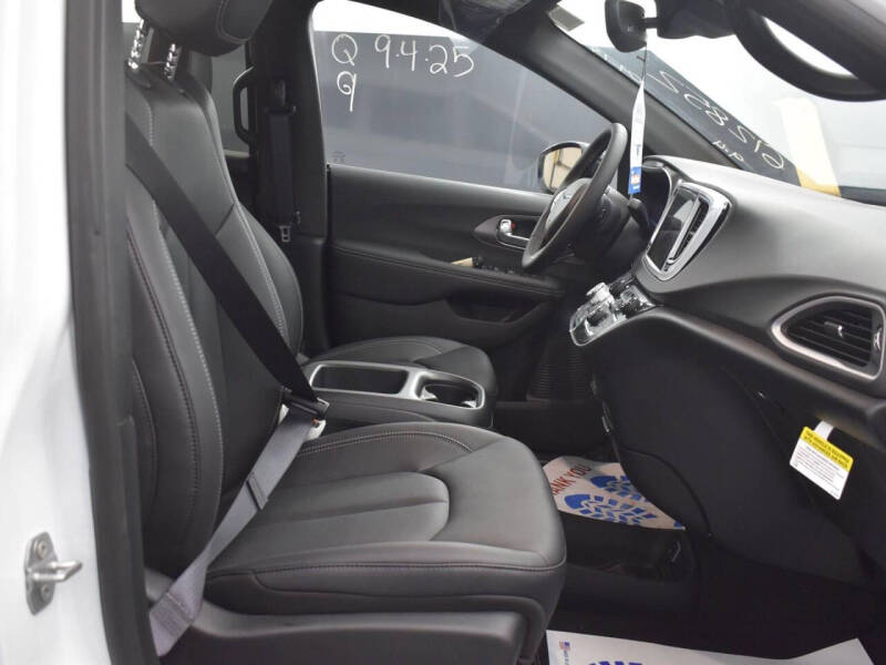 2025 Chrysler Voyager LX