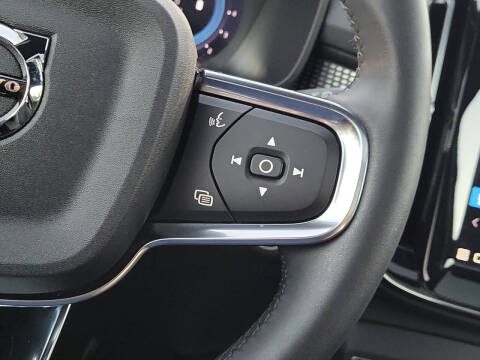 2023 Volvo XC40 B5 Plus Dark Theme