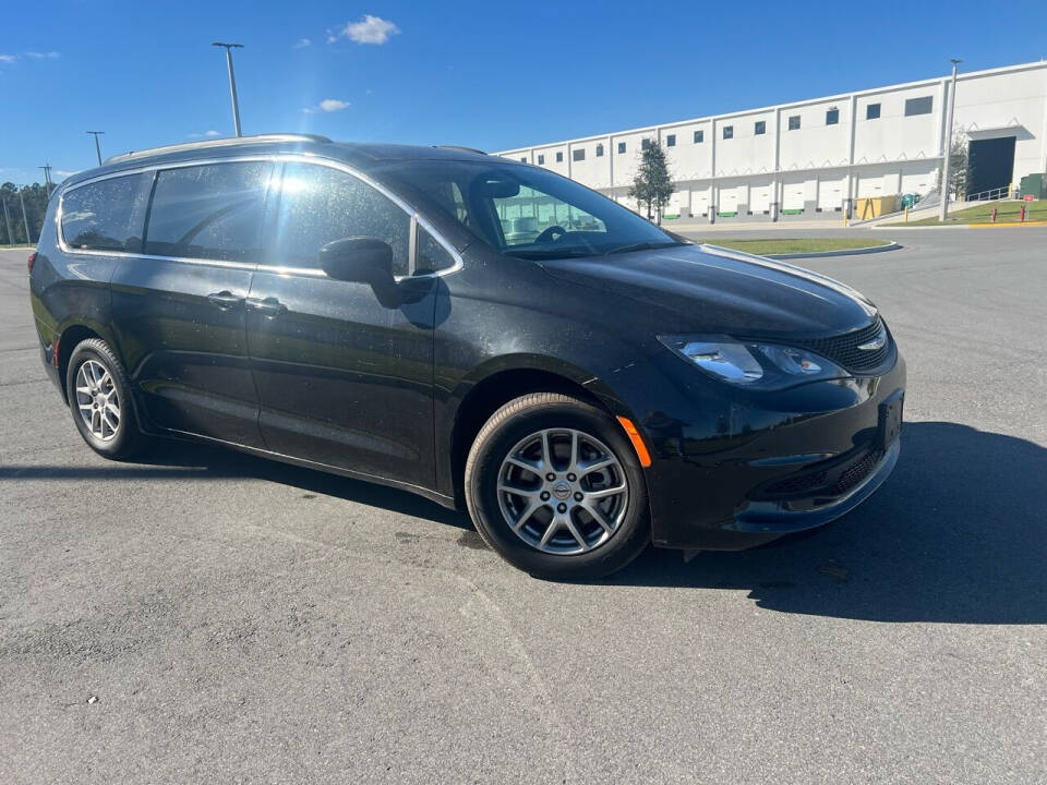 2021 Chrysler Voyager null photo 3