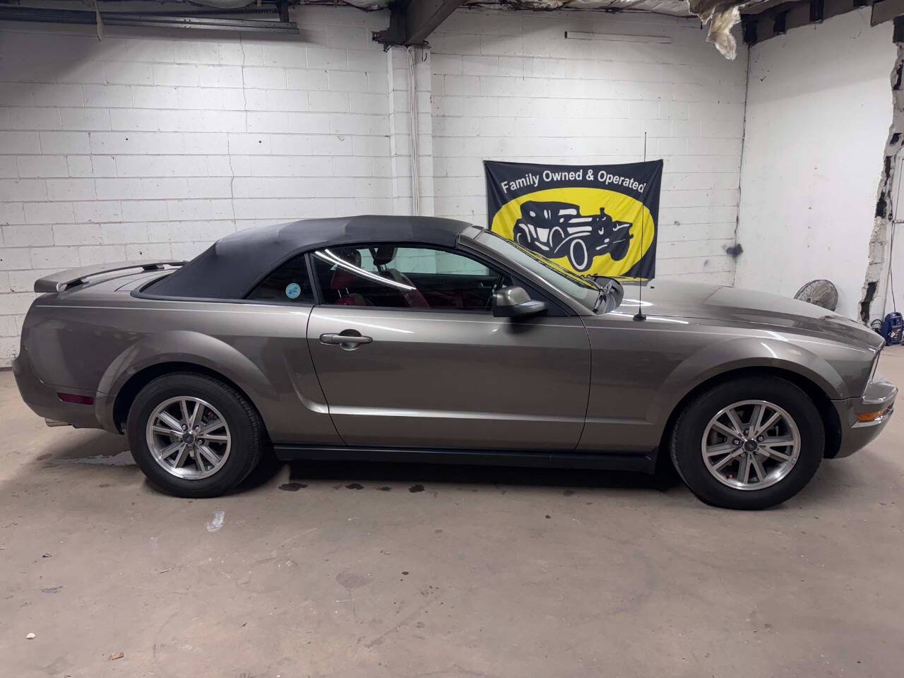 2005 Ford Mustang 36