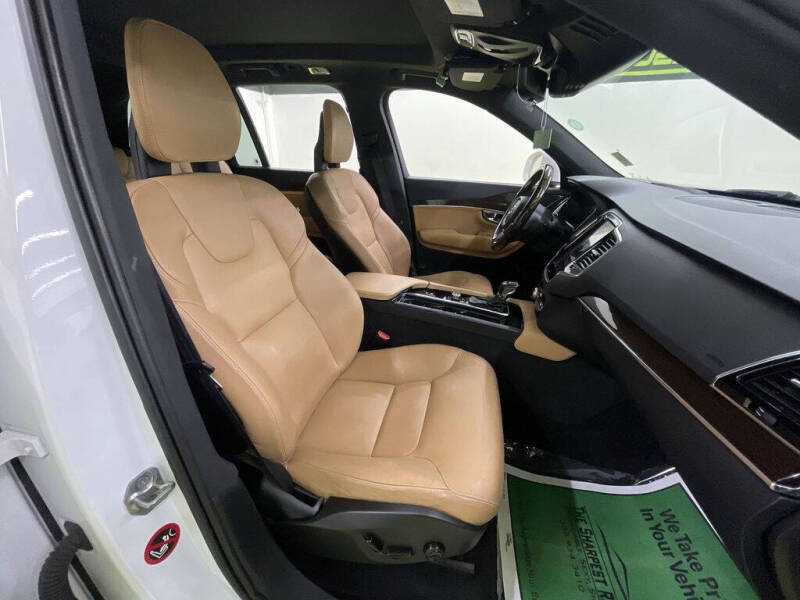 2016 Volvo XC90 T6 Momentum