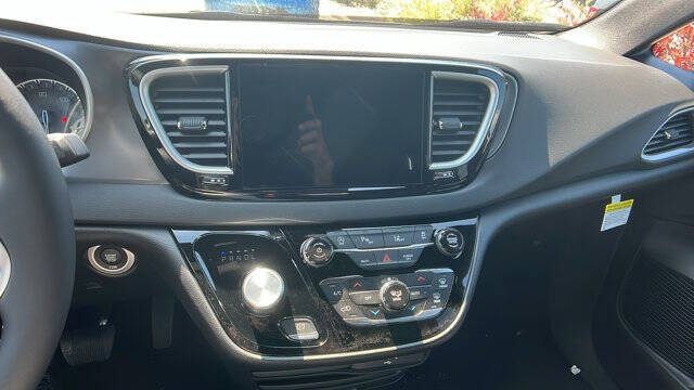 2026 Chrysler Voyager LX