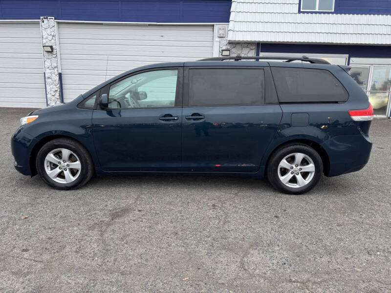 2011 Toyota Sienna LE 8-Passenger