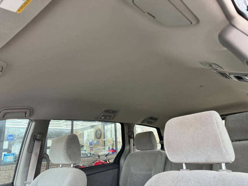 2005 Toyota Sienna LE 8 Passenger