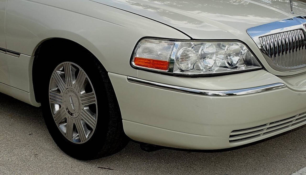 2004 Lincoln Town Car 12
