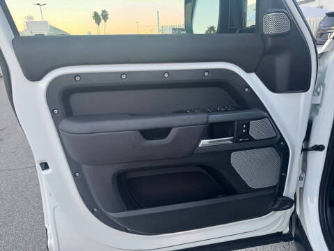 2024 Land Rover Defender 130 P400 X-Dynamic SE