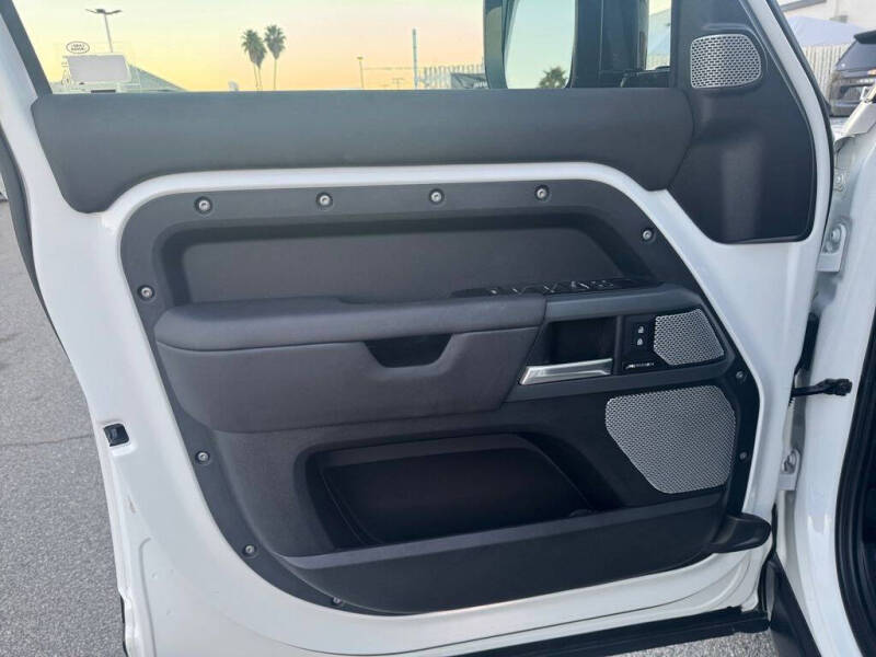 2024 Land Rover Defender 130 P400 X-Dynamic SE