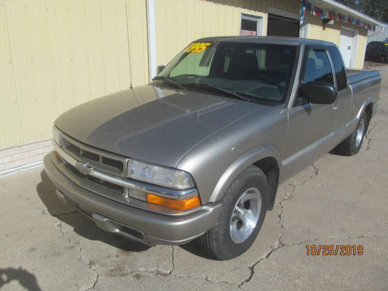 2001 Chevrolet S-10 for sale at LINCOLN WAY MOTORS LLC in Cedar Rapids IA
