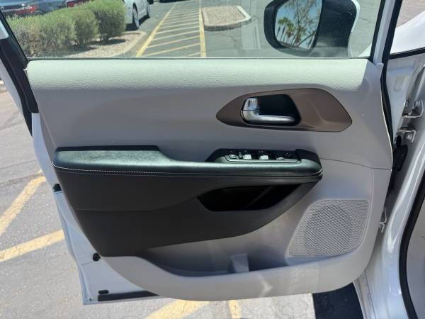 2022 Chrysler Voyager LX