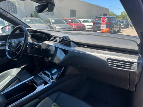 2022 Audi e-tron quattro Premium Plus