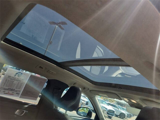 2023 Volvo XC40 B5 Plus Dark Theme