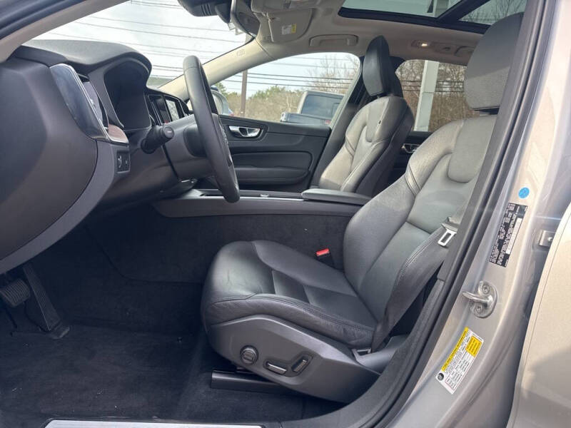 2022 Volvo XC60 B5 Momentum