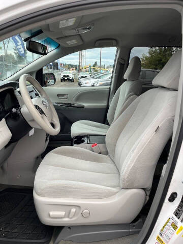 2014 Toyota Sienna LE 8-Passenger
