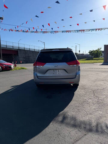 2013 Toyota Sienna LE 7-Passenger