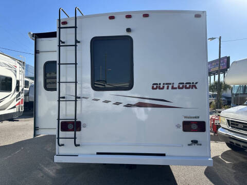 2019 Winnebago Outlook