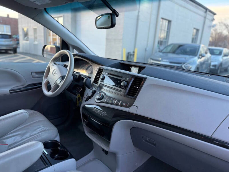 2014 Toyota Sienna LE 7-Passenger