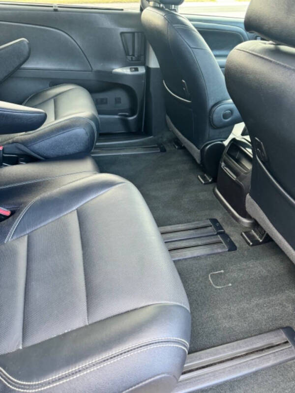 2017 Toyota Sienna SE 8-Passenger