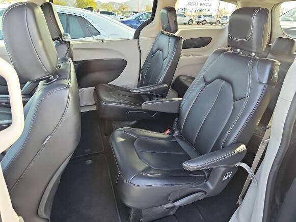 2024 Chrysler Pacifica Touring L photo 9