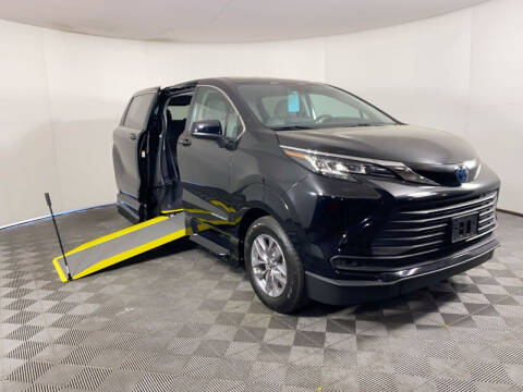 2023 Toyota Sienna LE 8-Passenger