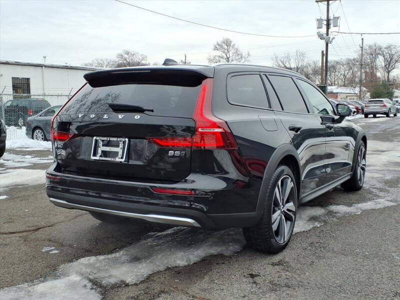 2025 Volvo V60 Cross Country B5 Plus