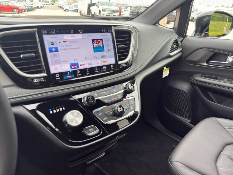 2027 Chrysler Pacifica Select