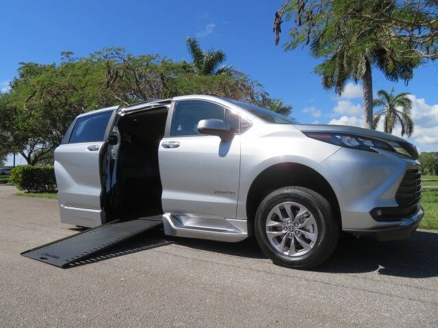 2025 Toyota Sienna XLE 8-Passenger