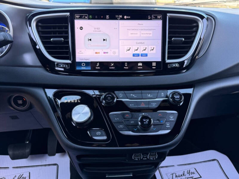 2025 Chrysler Pacifica Select