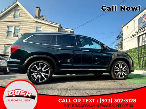 2020 Honda Pilot Touring w/Rear Captain's Chairs